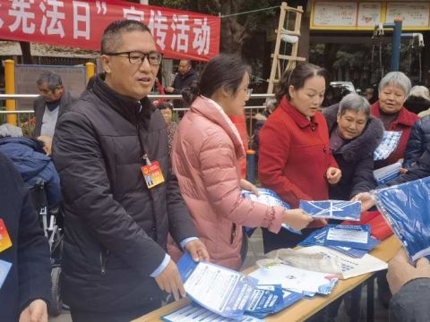 重庆沙坪坝区人大代表走进社区宣传《宪法》